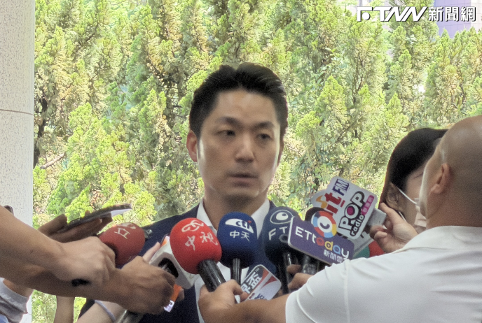 總質詢一結束「最強母雞」頻與藍首長合體　